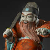 AN IMPORTANT AND UNUSUALLY LARGE FAMILLE ROSE FIGURE OF ZHONG KUI - фото 4