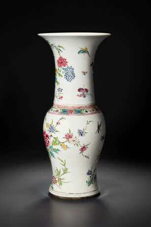 A RARE FAMILLE ROSE `PHEASANTS AND PEONY` `PHOENIX-TAIL` VASE - фото 2