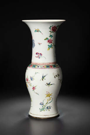 A RARE FAMILLE ROSE `PHEASANTS AND PEONY` `PHOENIX-TAIL` VASE - Foto 3