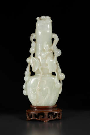 A WHITE JADE DOUBLE GOURD-FORM VASE AND COVER - фото 1