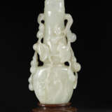 A WHITE JADE DOUBLE GOURD-FORM VASE AND COVER - Foto 1