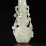 A WHITE JADE DOUBLE GOURD-FORM VASE AND COVER - фото 2