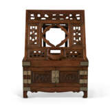 A HUANGHUALI DRESSING CASE WITH FOLDING MIRROR STAND - Foto 1