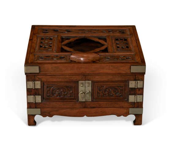 A HUANGHUALI DRESSING CASE WITH FOLDING MIRROR STAND - Foto 2