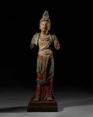 A RARE PAINTED WOOD FIGURE OF A STANDING BODHISATTVA - фото 1