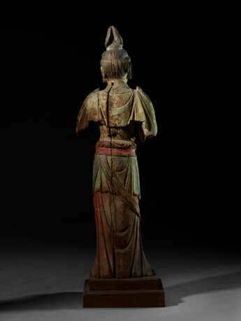 A RARE PAINTED WOOD FIGURE OF A STANDING BODHISATTVA - фото 2