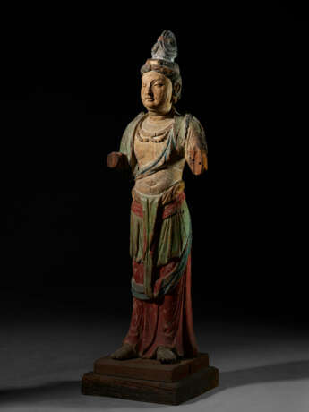 A RARE PAINTED WOOD FIGURE OF A STANDING BODHISATTVA - фото 3