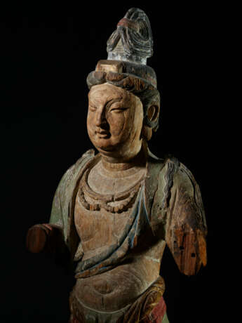 A RARE PAINTED WOOD FIGURE OF A STANDING BODHISATTVA - фото 6