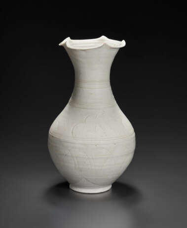 A CARVED WHITE-GLAZED PEAR-SHAPED VASE WITH FOLIATE RIM - Foto 1