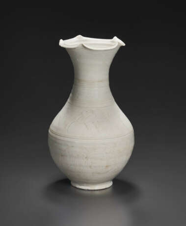 A CARVED WHITE-GLAZED PEAR-SHAPED VASE WITH FOLIATE RIM - Foto 2