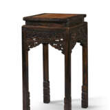 A RARE CARVED SILVER AND GOLD-INLAID BURL-INSET HARDWOOD STAND - фото 1