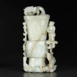 A PALE GREYISH-WHITE JADE GU-FORM VASE WITH BOY AND DRAGON - Foto 1