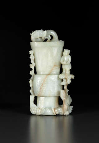 A PALE GREYISH-WHITE JADE GU-FORM VASE WITH BOY AND DRAGON - Foto 1