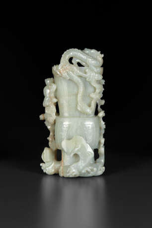 A PALE GREYISH-WHITE JADE GU-FORM VASE WITH BOY AND DRAGON - Foto 2