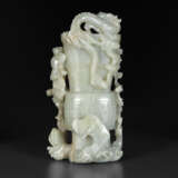 A PALE GREYISH-WHITE JADE GU-FORM VASE WITH BOY AND DRAGON - Foto 2