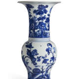 A BLUE AND WHITE `PHOENIX TAIL` VASE - Foto 1