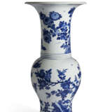 A BLUE AND WHITE `PHOENIX TAIL` VASE - photo 2