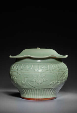 A LARGE MOLDED LONGQUAN CELADON `LOTUS` JAR AND COVER - Foto 2