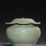 A LARGE MOLDED LONGQUAN CELADON `LOTUS` JAR AND COVER - фото 2