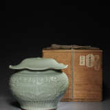 A LARGE MOLDED LONGQUAN CELADON `LOTUS` JAR AND COVER - Foto 3
