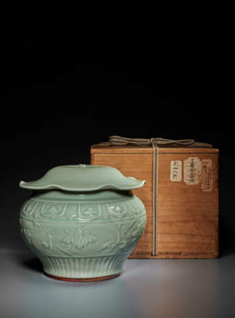 A LARGE MOLDED LONGQUAN CELADON `LOTUS` JAR AND COVER - фото 3