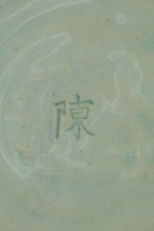 A LARGE MOLDED LONGQUAN CELADON `LOTUS` JAR AND COVER - фото 6