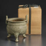 AN UNUSUAL CARVED AND MOLDED YAOZHOU CELADON TRIPOD CENSER - фото 3