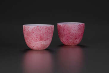 A PAIR OF MOTTLED PINK AND WHITE GLASS WINE CUPS
