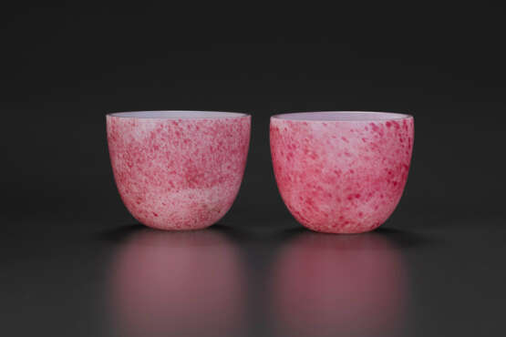 A PAIR OF MOTTLED PINK AND WHITE GLASS WINE CUPS - photo 2