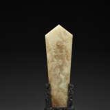 A CARVED BEIGE AND RUSSET JADE TABLET, GUI - Foto 1