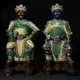 A RARE PAIR OF LARGE FAMILLE VERTE BISCUIT GUARDIAN FIGURES - Foto 5