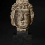 A SMALL STONE HEAD OF BUDDHA - фото 2