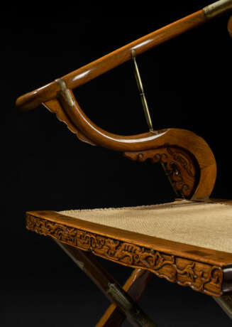 AN EXCEPTIONAL AND VERY RARE HUANGHUALI FOLDING CHAIR - photo 10