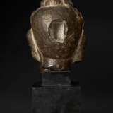 A SMALL STONE HEAD OF BUDDHA - Foto 3