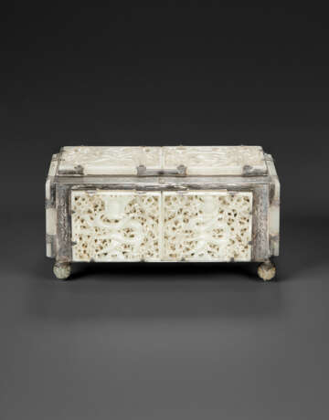 A WHITE JADE-INSET SILVER RECTANGULAR BOX AND COVER - фото 2