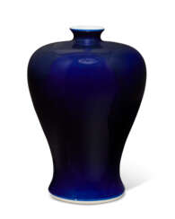 A LARGE BLUE-GLAZED VASE, MEIPING