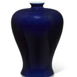 A LARGE BLUE-GLAZED VASE, MEIPING - фото 2