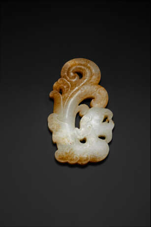 A WHITE AND BEIGE JADE ARCHAISTIC `DRAGON` CARVING - Foto 1