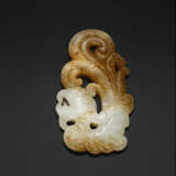 A WHITE AND BEIGE JADE ARCHAISTIC `DRAGON` CARVING - Foto 2
