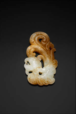 A WHITE AND BEIGE JADE ARCHAISTIC `DRAGON` CARVING - photo 2