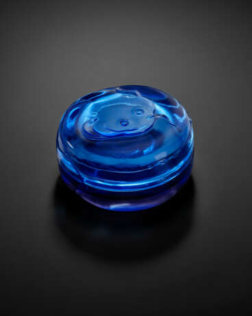A RARE AND UNUSUAL BLUE GLASS CIRCULAR `CARP` BOX AND COVER - photo 1
