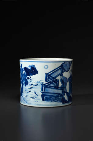 A BLUE AND WHITE BRUSH POT - фото 1