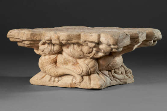 A RARE LARGE LIMESTONE `DRAGON-FORM` CAPITAL - Foto 1