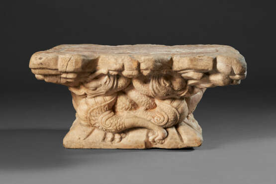 A RARE LARGE LIMESTONE `DRAGON-FORM` CAPITAL - Foto 2