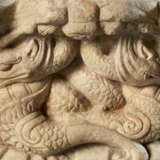 A RARE LARGE LIMESTONE `DRAGON-FORM` CAPITAL - Foto 3