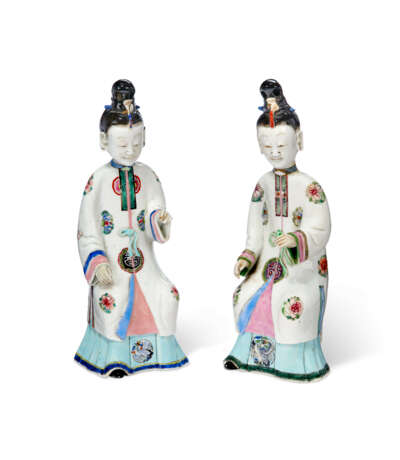 A PAIR OF FAMILLE ROSE FIGURES OF SEATED LADIES - Foto 1