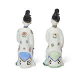 A PAIR OF FAMILLE ROSE FIGURES OF SEATED LADIES - Foto 2