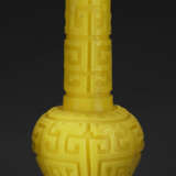 AN ARCHAISTIC YELLOW GLASS BOTTLE VASE - фото 1