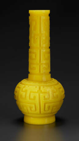 AN ARCHAISTIC YELLOW GLASS BOTTLE VASE - фото 1