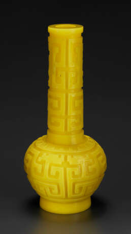 AN ARCHAISTIC YELLOW GLASS BOTTLE VASE - photo 2